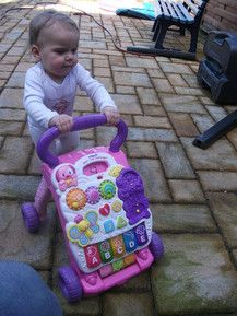 Erste Schritte dank Lauflernwagen