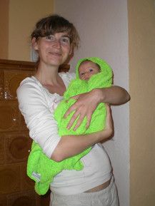 Nach dem Baden wird noch auf dem Arm gekuschelt!