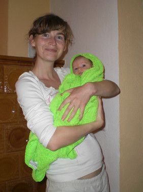 Nach dem Baden wird noch auf dem Arm gekuschelt!