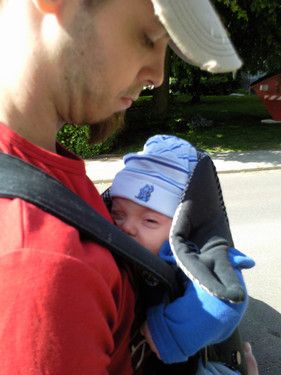 Der papa trägt mich und ich mag das voll gerne..;)