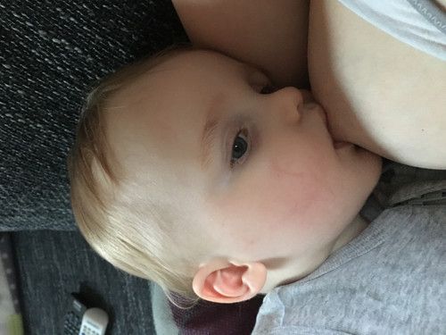 Mein kleiner Sonnenschein mit 9 1/2 Monaten, wir stillen noch voll. 😊