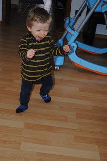 leon freut sich über seine ersten Schritte