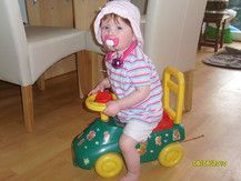 Emily Sophie mit ihrem Rutsche-Auto