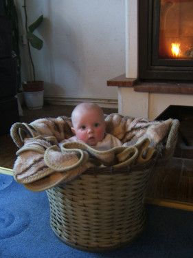 baby im osterkörbchen