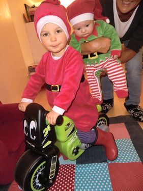 Der Weihnachtsmann und Knecht Ruprecht auf ihrem heißen Ofen