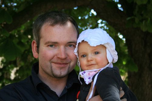 Bei Papa im Arm ist am schönsten.