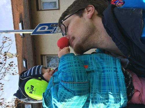 Faschingsumzug 2017: Bei Papa auf dem Arm sieht man am besten. Sofern nicht der Papa spannender ist ;)