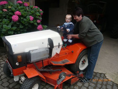 Früh übt sich auf dem Rasenmähertraktor!