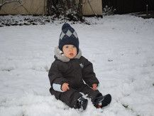 Leon erlebt dieses Jahr zum erstenmal bewusst den schnee