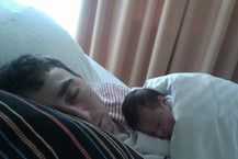 Mein erstes Nickerchen auf Papa