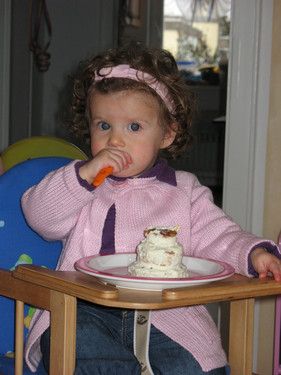 Jetzt bin ich schon 1 Jahr alt und vernasche meine Geburtstagstorte allein!