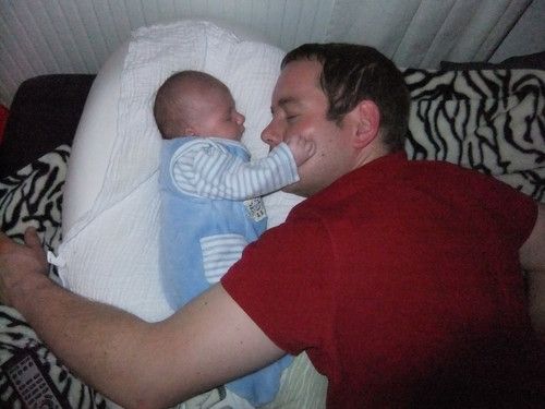 Hannes und sein Papa beim Mittagsschläfchen