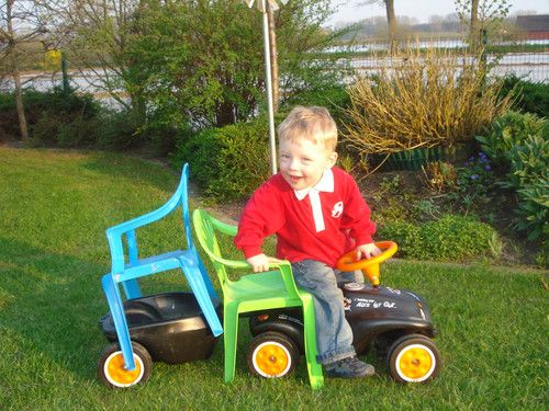 Ben hat sein Bobbycar noch bequemer gemacht