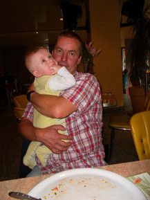 Papa mit Baby Leon