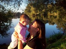 Amelie & ich genießen die letzten Sonnenstrahlen am See