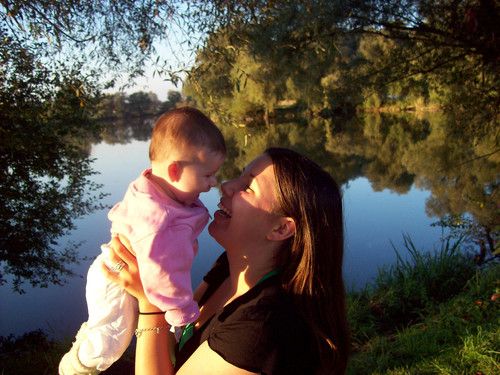 Amelie & ich genießen die letzten Sonnenstrahlen am See
