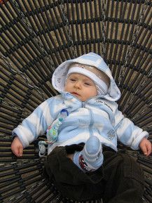 leon an ostern auf dem spielplatz