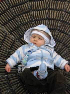 leon an ostern auf dem spielplatz