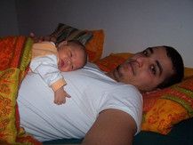 Rhita auf Papas Bauch