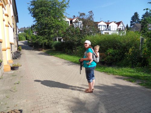 Auf Mamas Rücken reiten