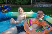 mit Papa Spaß im Planschbecken