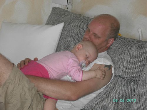 Auf Papa´s Brust einzuschlaffen ist das schönste!