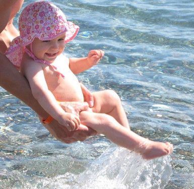 Erster Badespaß im Meer