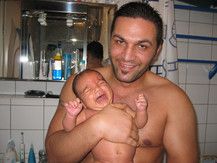 Papa mit Söhnchen bei der Pflege