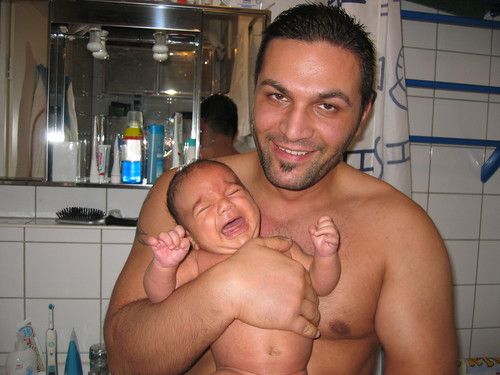 Papa mit Söhnchen bei der Pflege