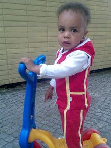 Leonie auf ihrem Roller