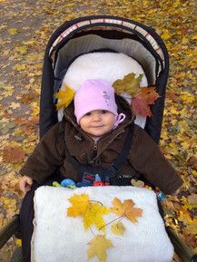 Patricia beim Blätterfangen