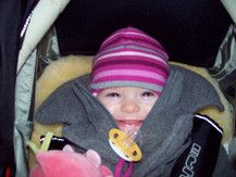 Amelie auf ihrem ersten Christkindlmarkt warm eingepackt