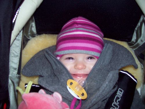 Amelie auf ihrem ersten Christkindlmarkt warm eingepackt