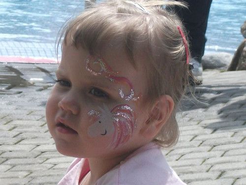 Mit Einhorn-Schminke bei Freibadfest