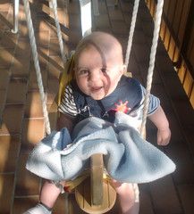 Er lässt sich schaukeln :)