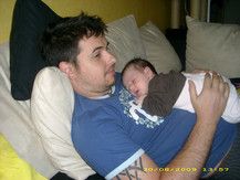 Haia machen auf Papas Brust