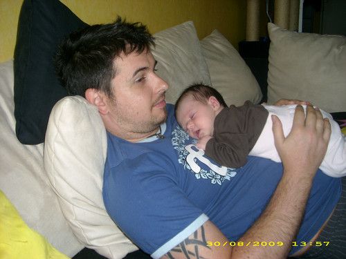 Haia machen auf Papas Brust