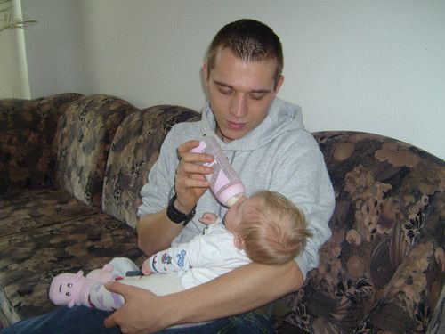 Papa gibt Fläschchen :)