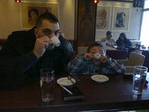Papa und Sohn beim Kaffeeklatsch