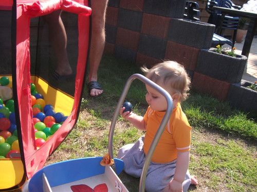 Gemein Eier bei den ganzen Bällen zu verstecken