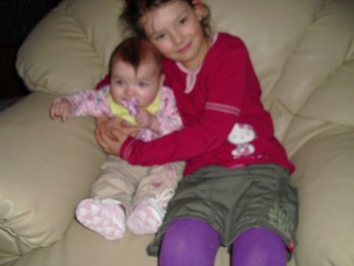 Baby Maya-Fay und Schwester Emily-Shyrlin