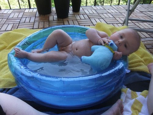 Zum allerersten mal im Planschbecken und ich sprenge es mit meinen 5 Monaten schon!!!