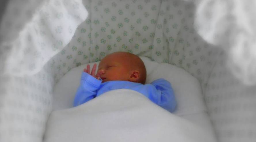 Krachmacher im Babybett